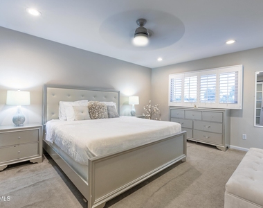 8249 E Redwing Road - Photo Thumbnail 15