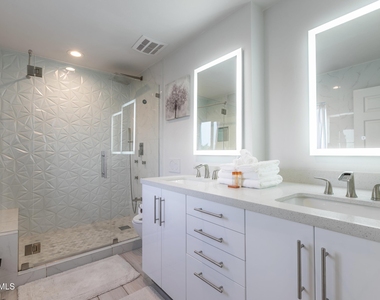 8249 E Redwing Road - Photo Thumbnail 17
