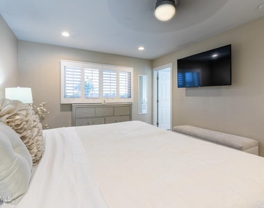8249 E Redwing Road - Photo Thumbnail 16