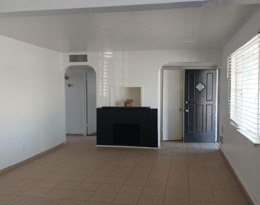 8815 N 28th Avenue - Photo Thumbnail 2