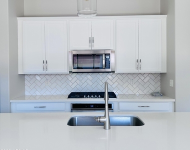 1935 E Wisteria Drive - Photo Thumbnail 20
