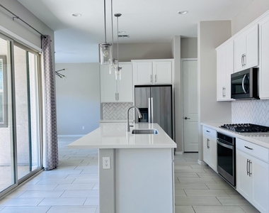 1935 E Wisteria Drive - Photo Thumbnail 16