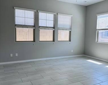 1935 E Wisteria Drive - Photo Thumbnail 13