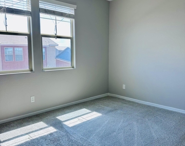 1935 E Wisteria Drive - Photo Thumbnail 38