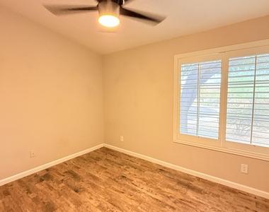 9140 E Siesta Lane - Photo Thumbnail 6