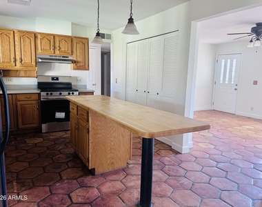 1042 W Devonshire Street - Photo Thumbnail 3