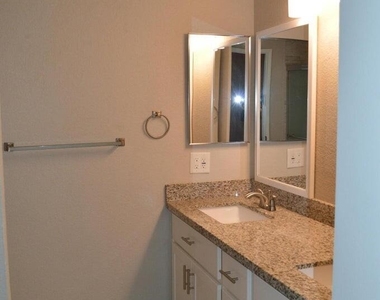 2910 W Marconi Avenue - Photo Thumbnail 12