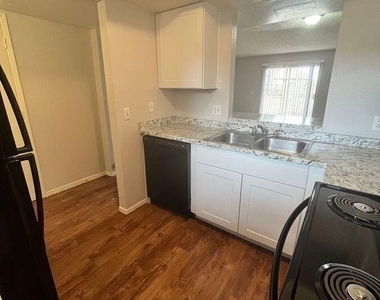 2820 E Kathleen Road - Photo Thumbnail 15