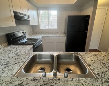 2820 E Kathleen Road - Photo Thumbnail 4