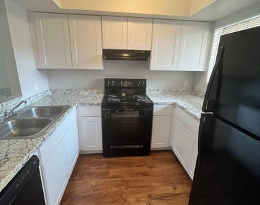 2820 E Kathleen Road - Photo Thumbnail 3