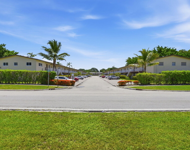 7505 Nw 5th Place - Photo Thumbnail 1
