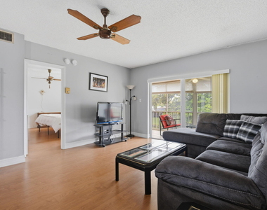 7505 Nw 5th Place - Photo Thumbnail 3