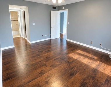 2320 S Cypress Bend Drive - Photo Thumbnail 3