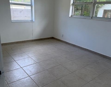 1130 Ne 4th Street - Photo Thumbnail 4