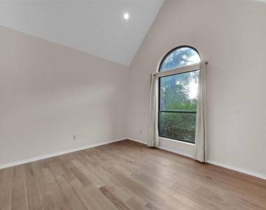 2105 Rolling Oak Lane - Photo Thumbnail 7