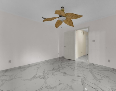 2105 Rolling Oak Lane - Photo Thumbnail 12
