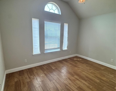 4925 Many Waters Drive - Photo Thumbnail 7