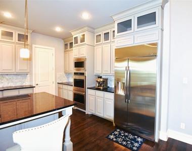 200 Montrose Lane - Photo Thumbnail 9