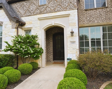 200 Montrose Lane - Photo Thumbnail 3
