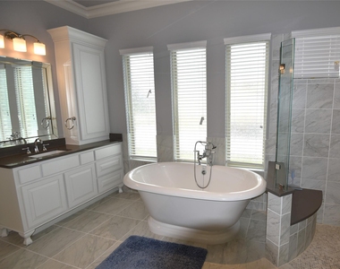200 Montrose Lane - Photo Thumbnail 14