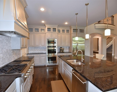 200 Montrose Lane - Photo Thumbnail 11