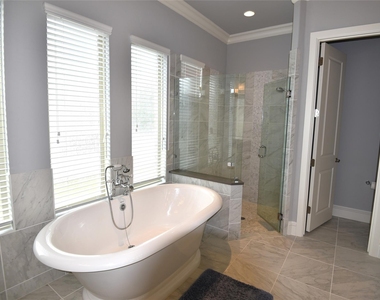 200 Montrose Lane - Photo Thumbnail 15