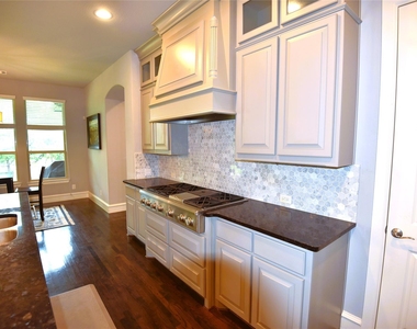 200 Montrose Lane - Photo Thumbnail 10