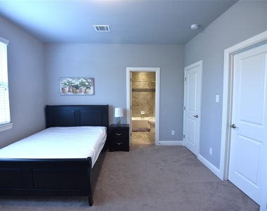 200 Montrose Lane - Photo Thumbnail 32