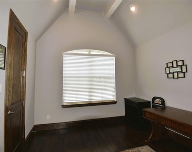 200 Montrose Lane - Photo Thumbnail 23