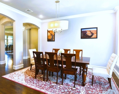 200 Montrose Lane - Photo Thumbnail 5
