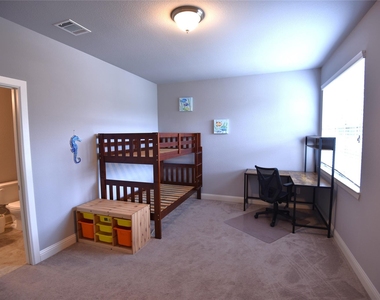 200 Montrose Lane - Photo Thumbnail 29