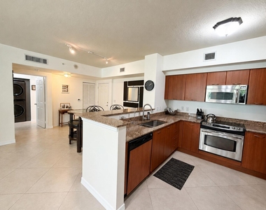 625 Casa Loma Boulevard - Photo Thumbnail 2
