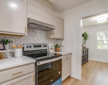 1701 Larkspur Drive - Photo Thumbnail 6