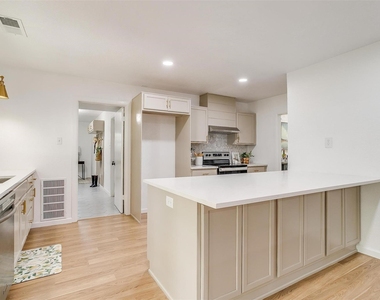 1701 Larkspur Drive - Photo Thumbnail 10