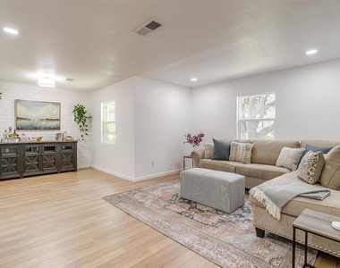 1701 Larkspur Drive - Photo Thumbnail 3