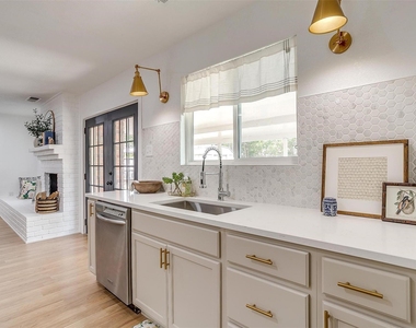 1701 Larkspur Drive - Photo Thumbnail 8