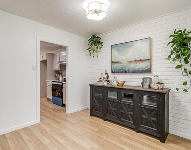 1701 Larkspur Drive - Photo Thumbnail 4