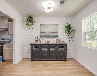 1701 Larkspur Drive - Photo Thumbnail 5