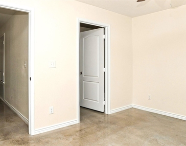 6015 Amelia Earhart Boulevard - Photo Thumbnail 10