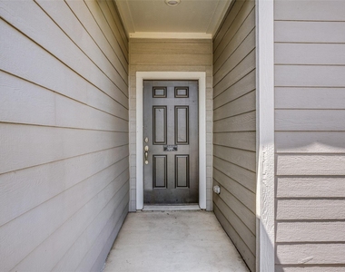 13616 Roosevelt Arch Drive - Photo Thumbnail 2