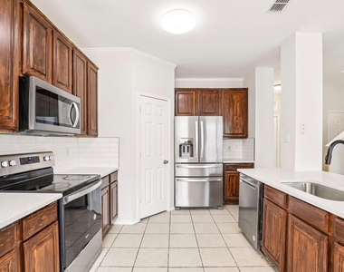 4506 Stirling Drive - Photo Thumbnail 5