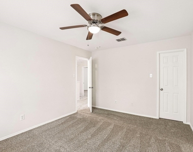 4506 Stirling Drive - Photo Thumbnail 12