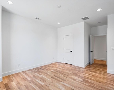 5836 Martel Avenue - Photo Thumbnail 17