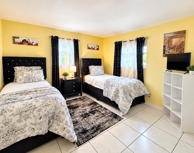 5441 Nw 17th Court - Photo Thumbnail 7