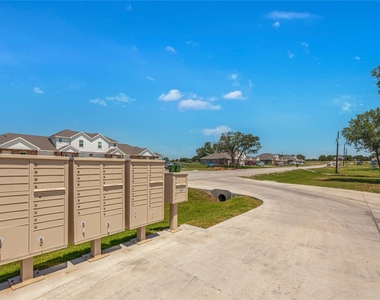 109 N Park Ct - Photo Thumbnail 4