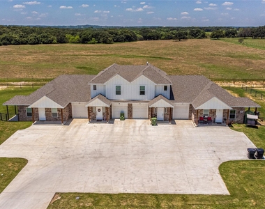 109 N Park Ct - Photo Thumbnail 2