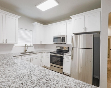 109 N Park Ct - Photo Thumbnail 3