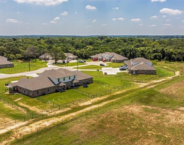 109 N Park Ct - Photo Thumbnail 1