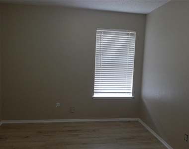 6009 Castanada Drive - Photo Thumbnail 13