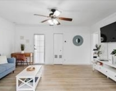 1400 Ne 4th Court - Photo Thumbnail 6